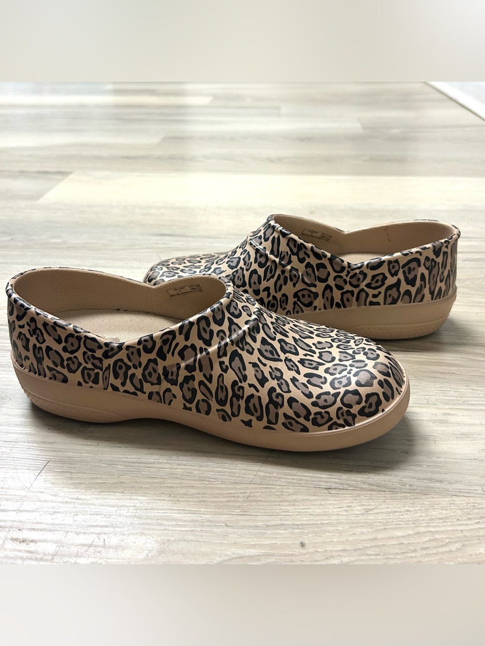 Crocs Neria Pro Work Clogs Leopard Animal Print Women Sz 7 Slip Resistant Casual - Picture 9 of 14